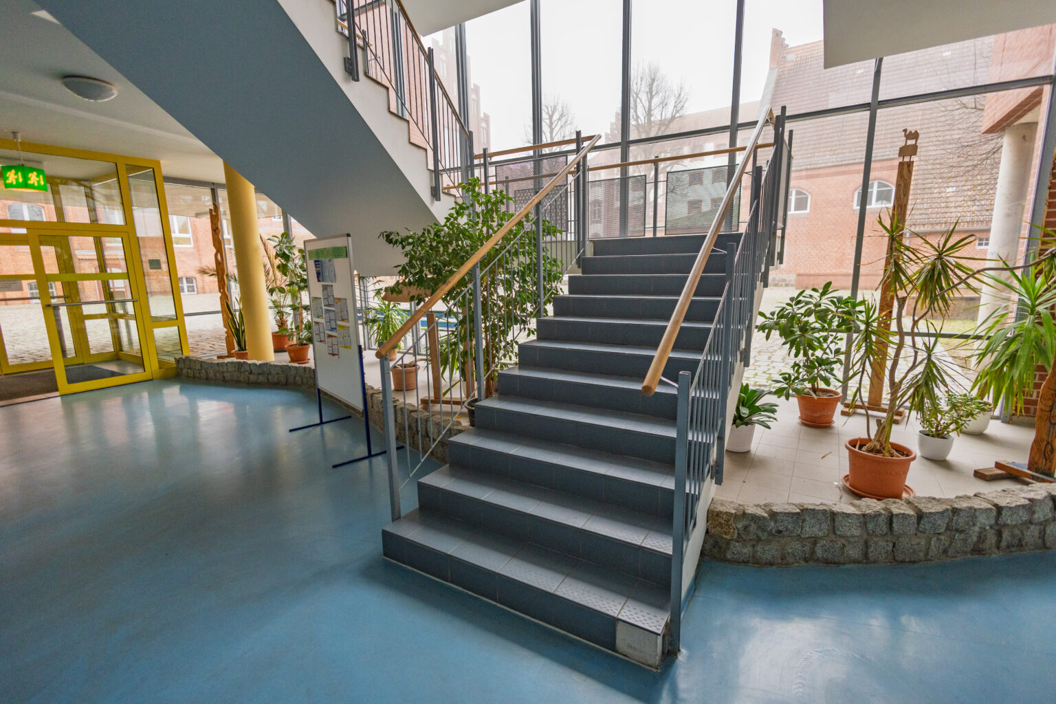 Atrium mit Treppe und Pflanzen