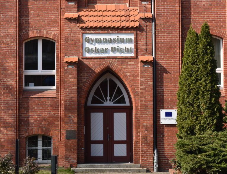 Eingangsportal des Oskar-Picht-Gymnasiums