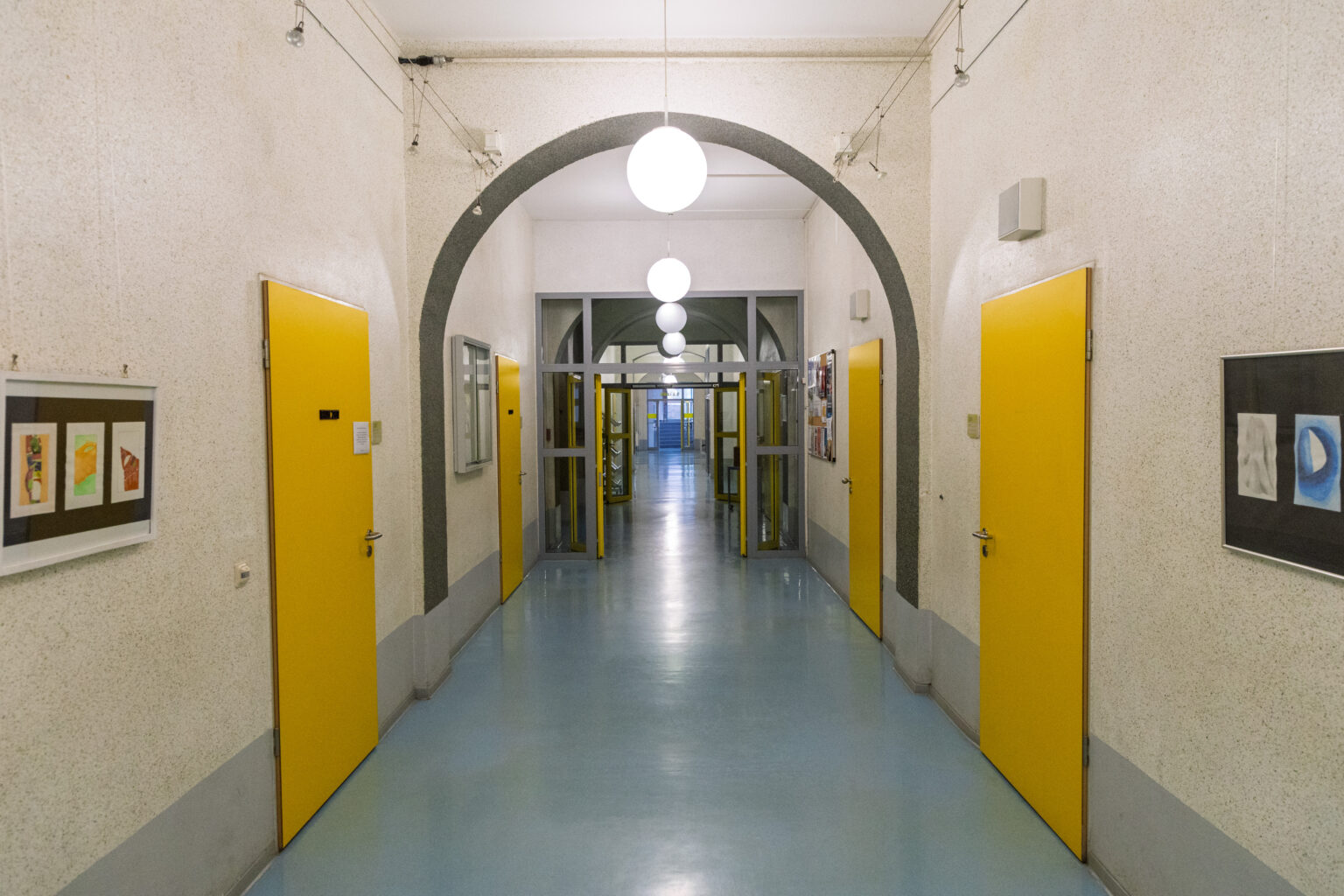 Schulflur mit gelben Türen