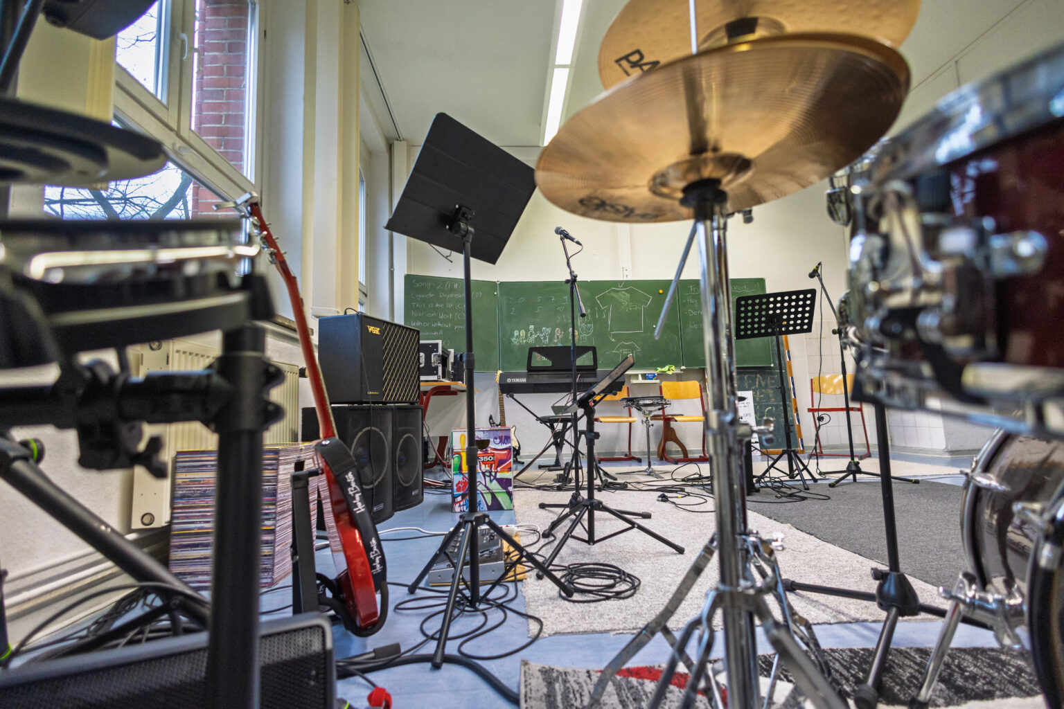 Musikraum mit Schlagzeug und Musikinstrumenten