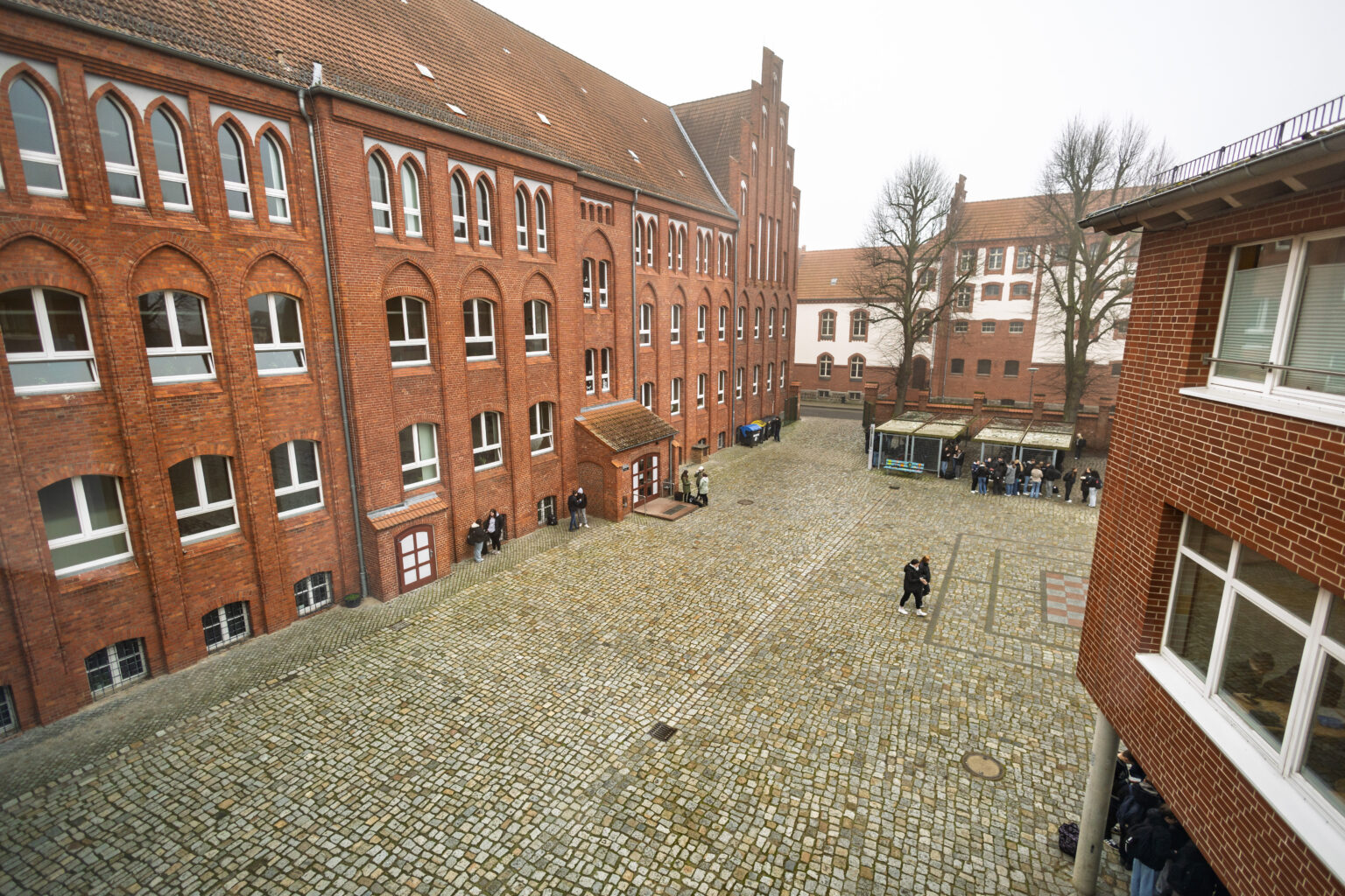 Schulhof zwischen den Backsteingebäuden