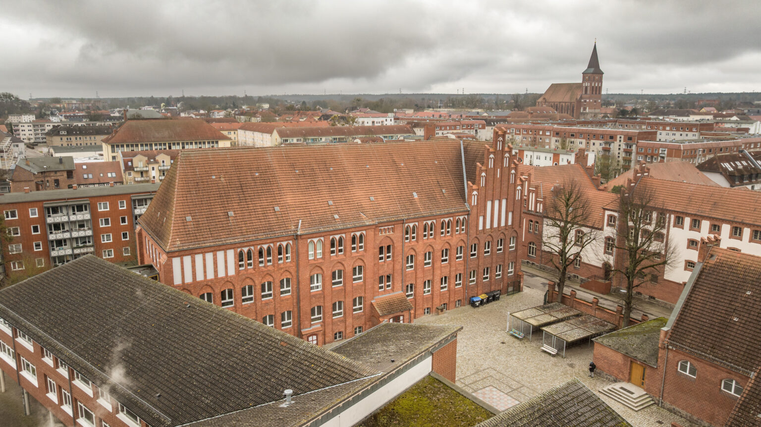 Blick über die Dächer des Schulgebäudes und der Stadt Pasewalk